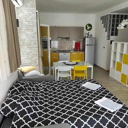 White Pigeon Apartment Split Exterior photo